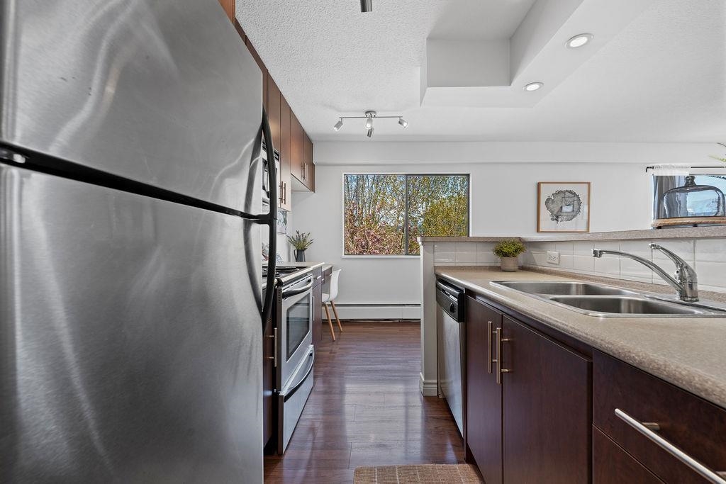 Walk-In Closet Photo of 305 2330 Maple Street, Vancouver, BC