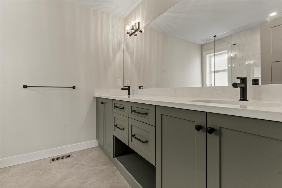 Entry Foyer Photo of 205 46211 Promontory Road, Chilliwack, BC