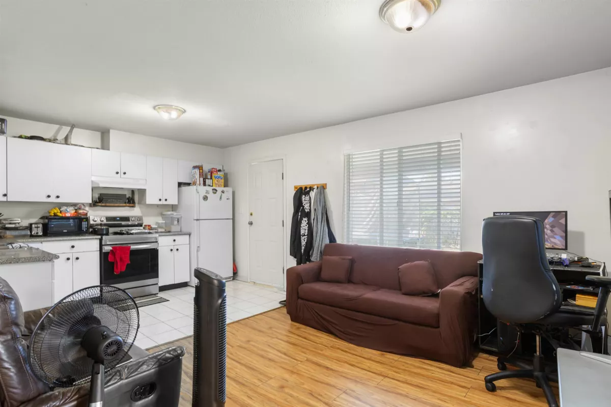 Entry Foyer Photo of 12185 98a Avenue, Surrey, BC