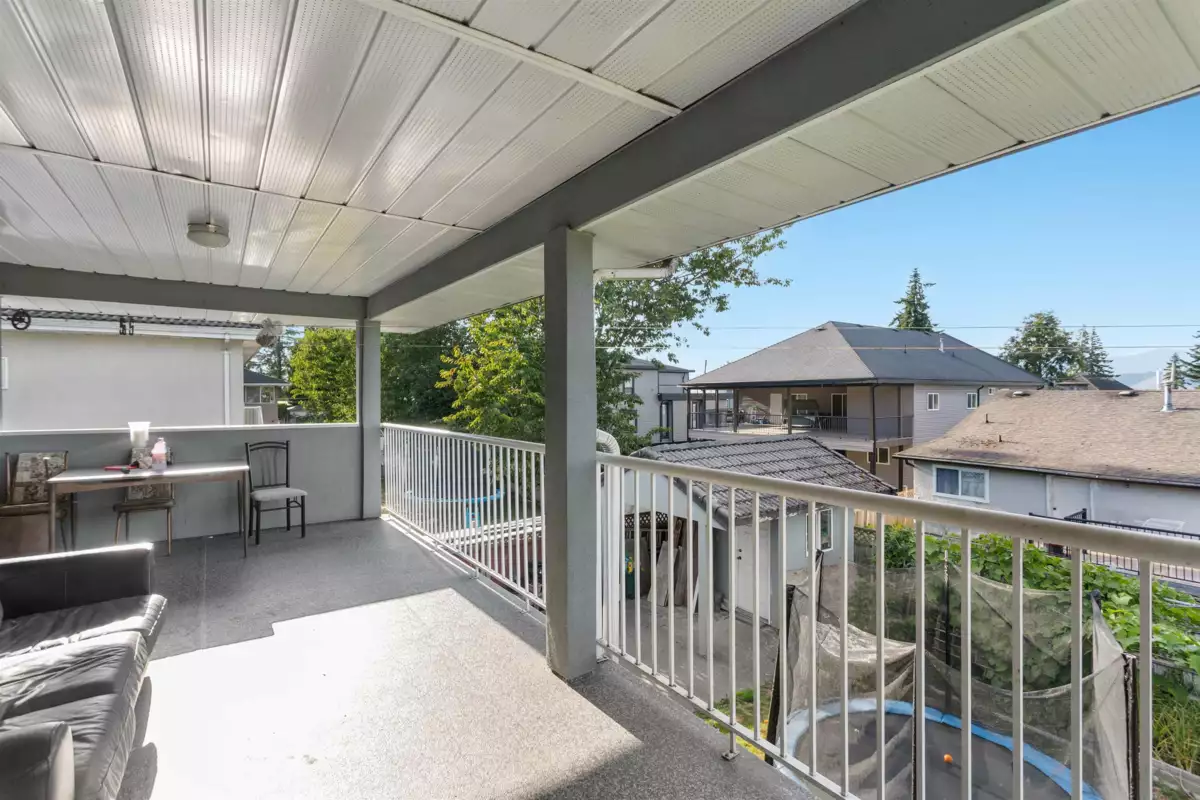 Front Yard Photo of 12185 98a Avenue, Surrey, BC