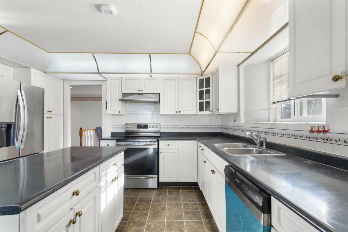 Kitchen Photo of 12185 98a Avenue, Surrey, BC