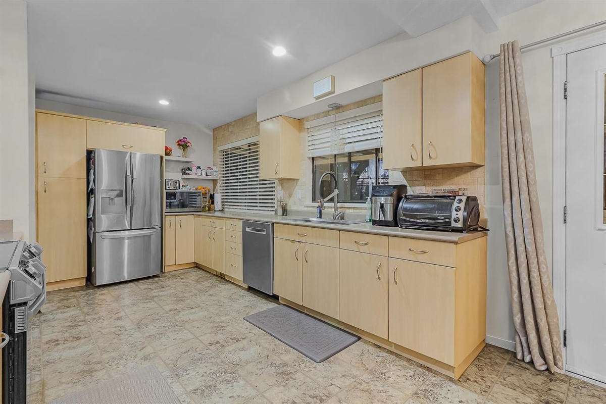 Kitchen Island Photo of 3657 Perth Street, Abbotsford, BC
