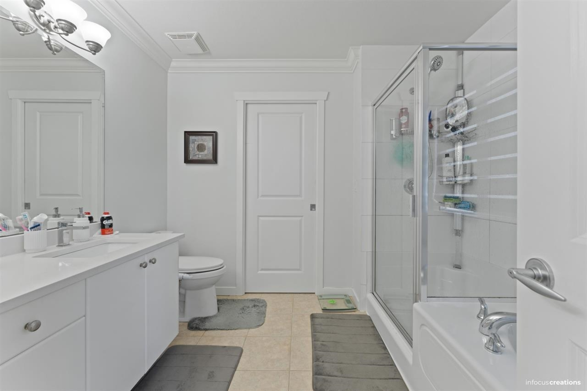 Entry Foyer Photo of 5662 148 Street, Surrey, BC