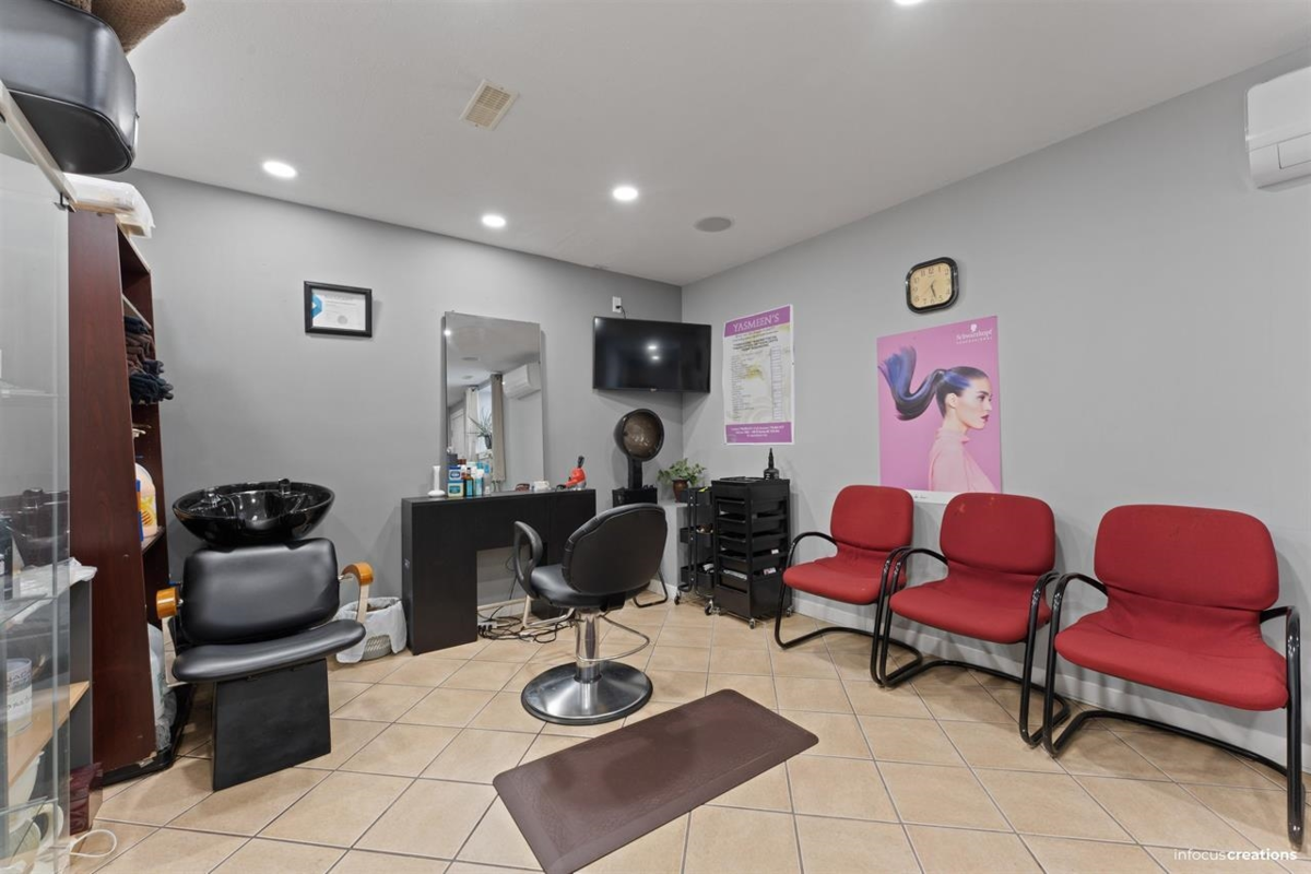 Swimming Pool Photo of 5662 148 Street, Surrey, BC