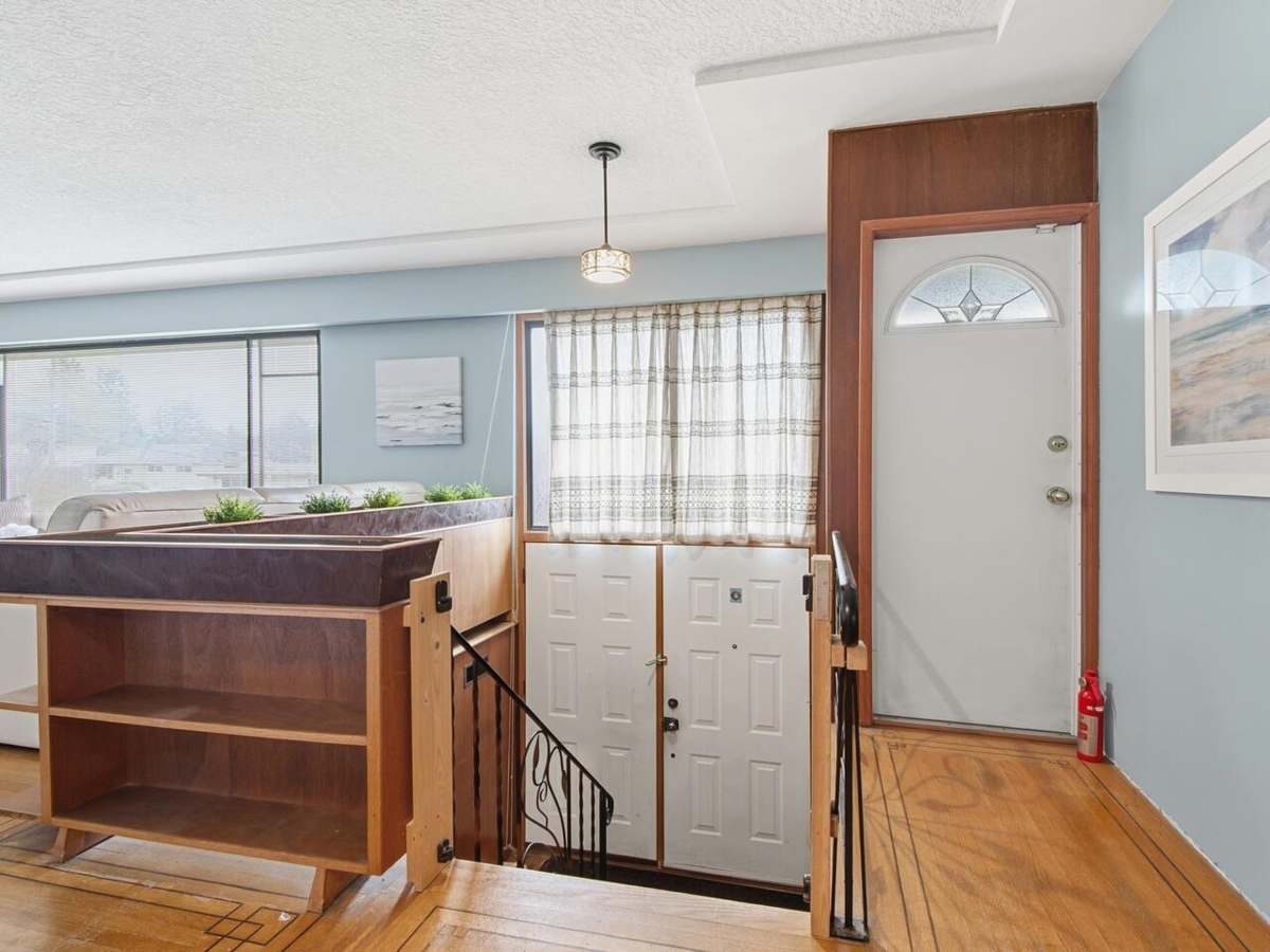 Hallway Photo of 11264 135a Street, Surrey, BC