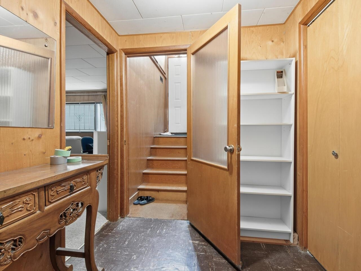 Mudroom Photo of 11264 135a Street, Surrey, BC