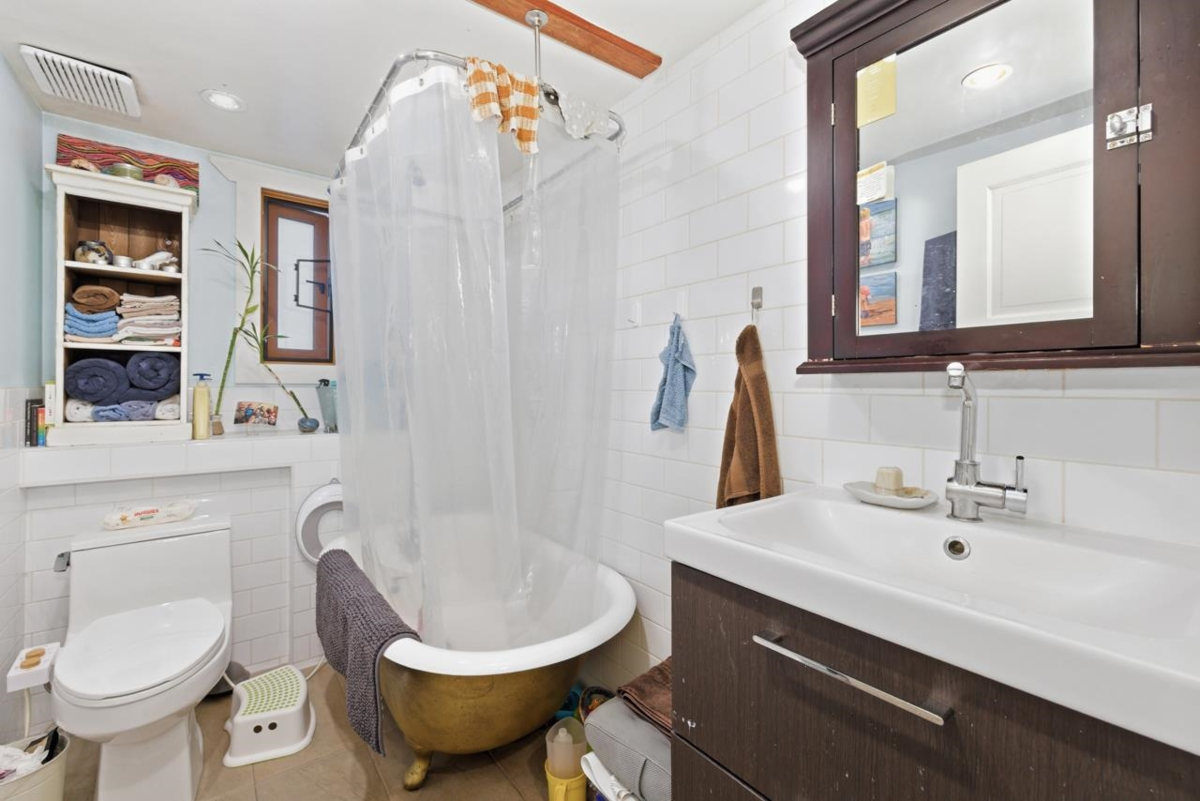 Hot Tub / Spa Photo of 1758 Venables Street, Vancouver, BC