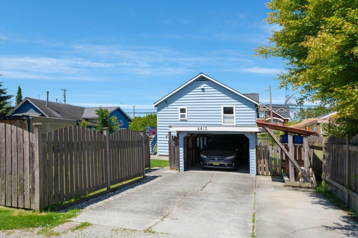 Mudroom Photo of 4412 W River Road, Delta, BC