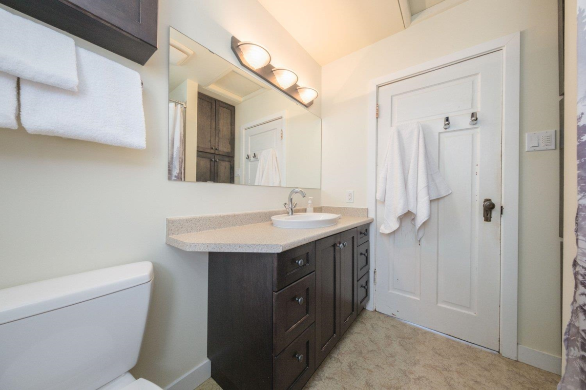 Powder Room Photo of 4412 W River Road, Delta, BC
