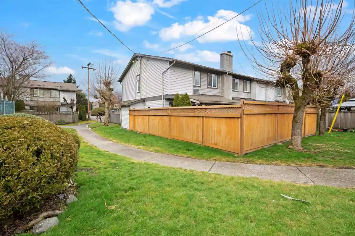 Front Yard Photo of 30 46689 First Avenue, Chilliwack, BC