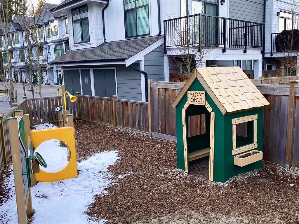 Backyard Photo of 7 5122 Canada Way, Burnaby, BC