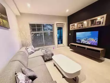 7 5122 Canada Way, Burnaby, BC