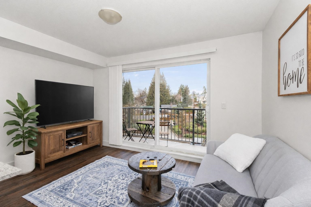 Living Room Photo of 321 2565 Campbell Avenue, Abbotsford, BC