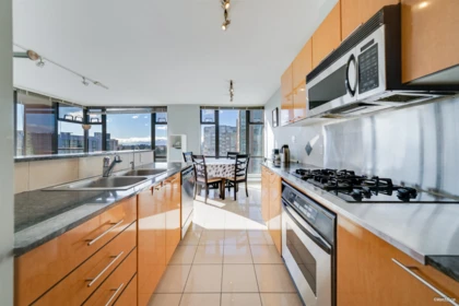 Kitchen Island Photo of 1001 5933 Cooney Road, Richmond, BC
