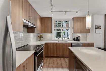 Kitchen Island Photo of 65 39769 Government Road, Squamish, BC