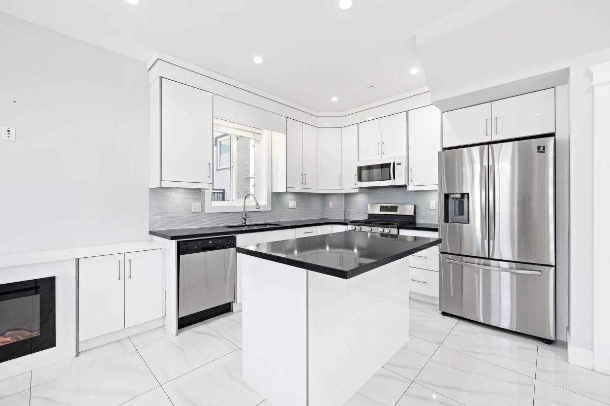 Dining Area Photo of 1 2430 E 41 Street, Vancouver, BC