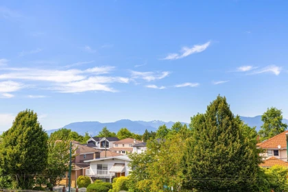 Backyard Photo of 1 2430 E 41 Street, Vancouver, BC