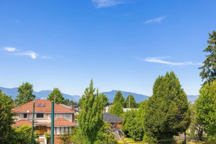Front Yard Photo of 1 2430 E 41 Street, Vancouver, BC