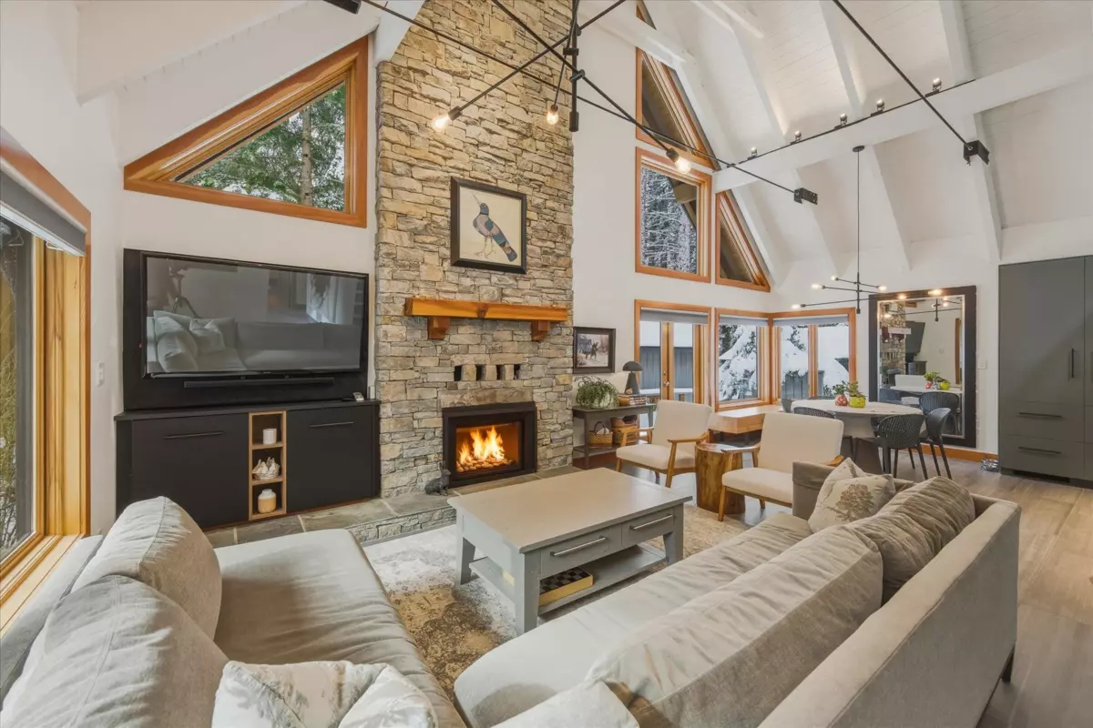 Living Room Photo of 6725 Crabapple Drive, Whistler, BC