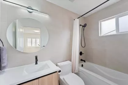 Hot Tub / Spa Photo of 817 W 60th Avenue, Vancouver, BC