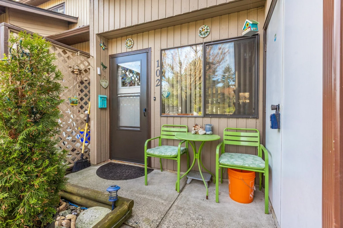 Family Room Photo of 102 27044 32 Avenue, Langley, BC