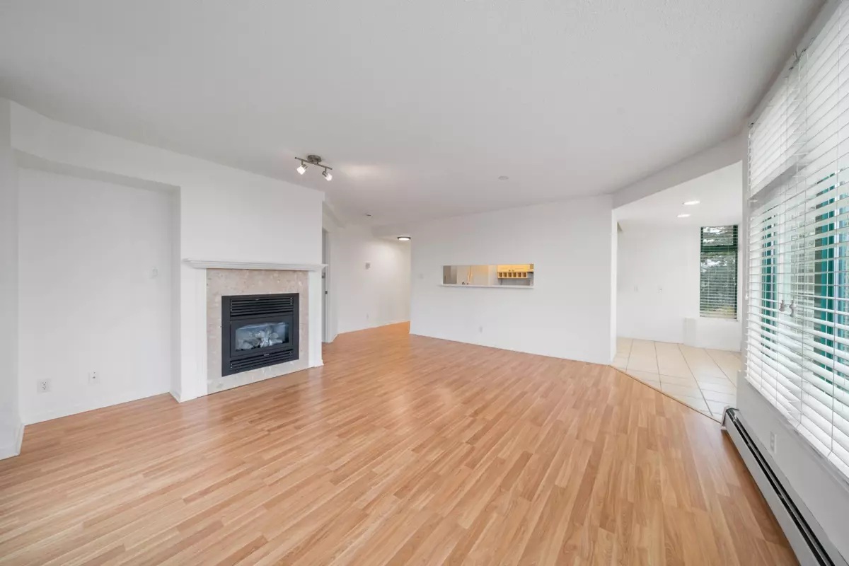 Dining Area Photo of 303 15466 North Bluff Road, White Rock, BC