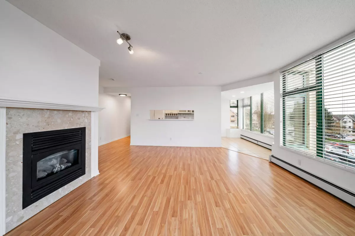 Family Room Photo of 303 15466 North Bluff Road, White Rock, BC