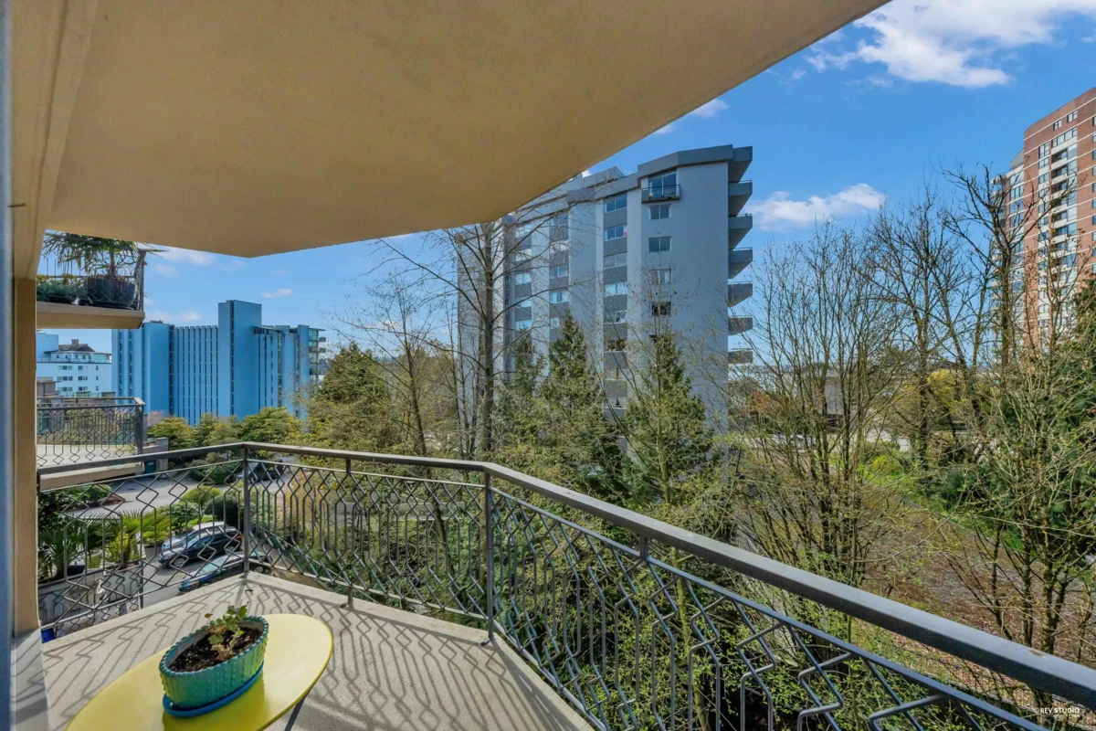 Living Room Photo of 404 1930 Marine Drive, West Vancouver, BC
