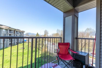 Entry Foyer Photo of 304 45555 Yale Road, Chilliwack, BC