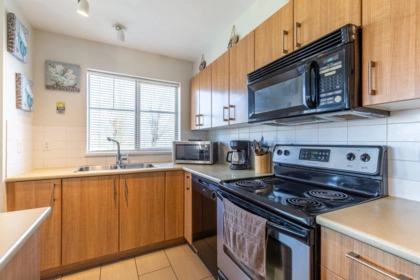 Kitchen Island Photo of 304 45555 Yale Road, Chilliwack, BC