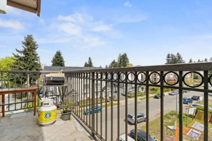Front Yard Photo of 401 2772 Clearbrook Road, Abbotsford, BC