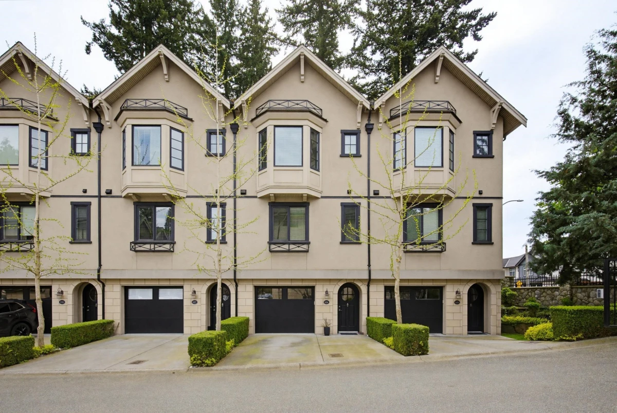 Living Room Photo of 526 2580 Langdon Street, Abbotsford, BC
