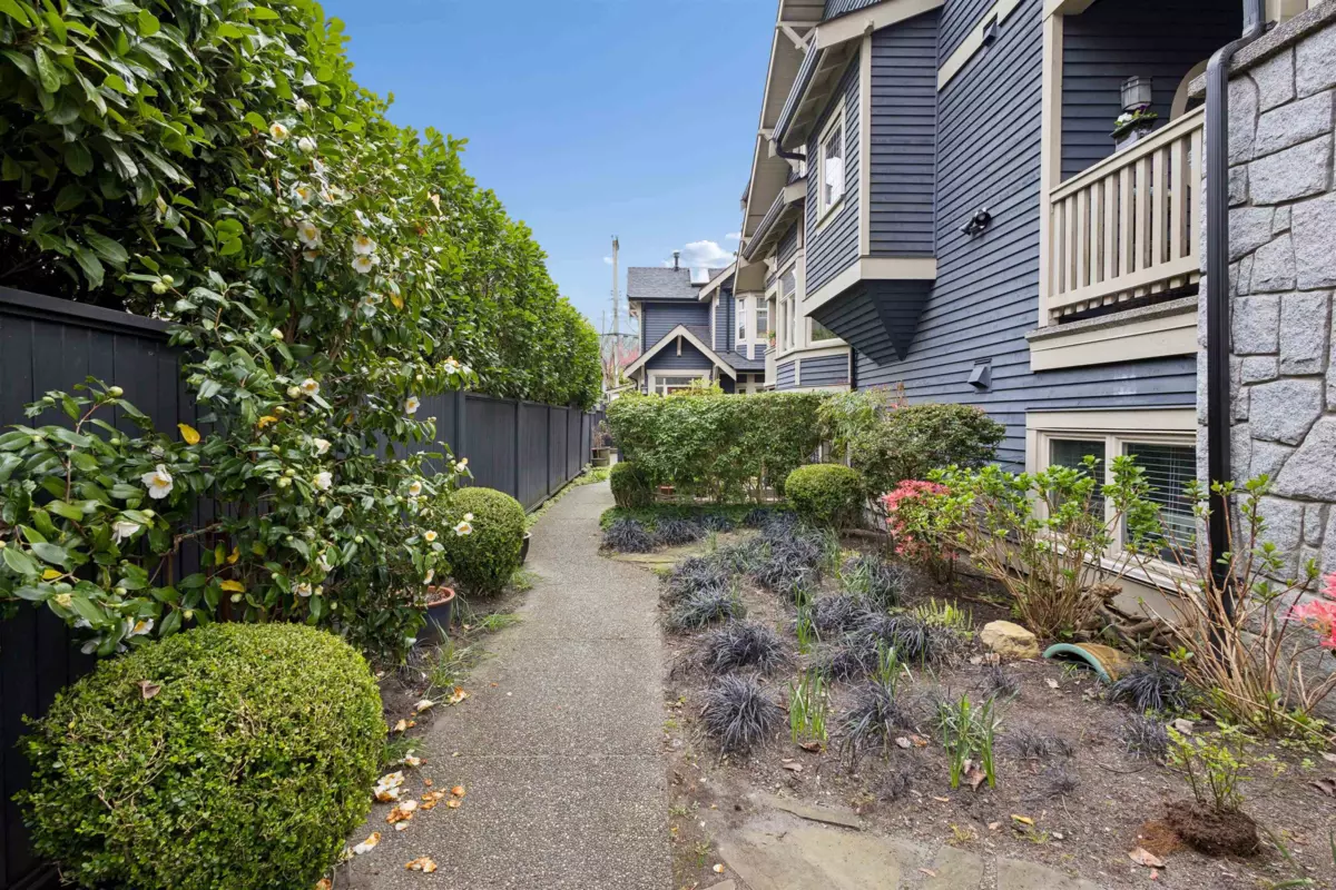 Family Room Photo of 2 158 W 13th Avenue, Vancouver, BC