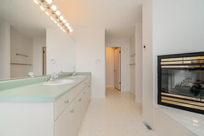 Entry Foyer Photo of 17072 103 Avenue, Surrey, BC