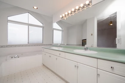 Mudroom Photo of 17072 103 Avenue, Surrey, BC