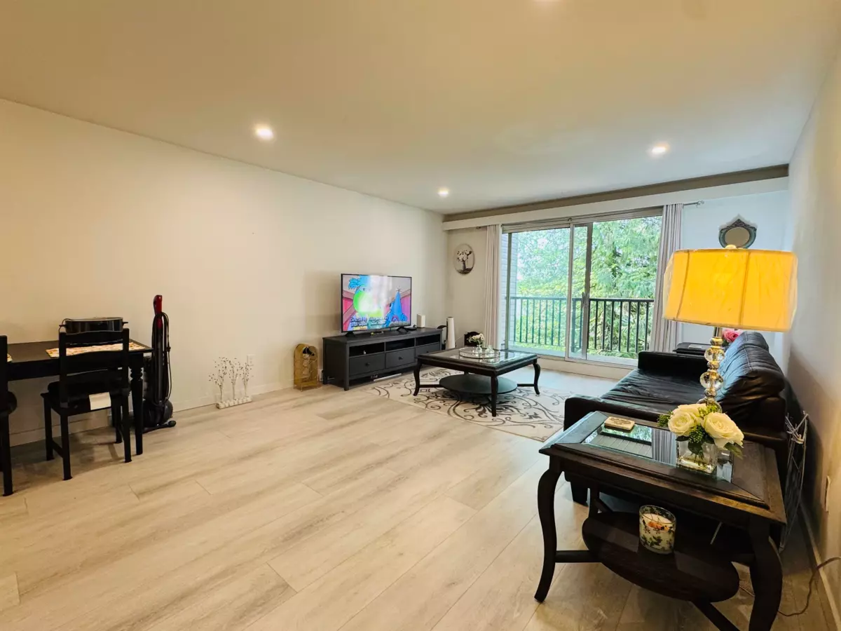 Dining Area Photo of 307 15268 100 Avenue, Surrey, BC