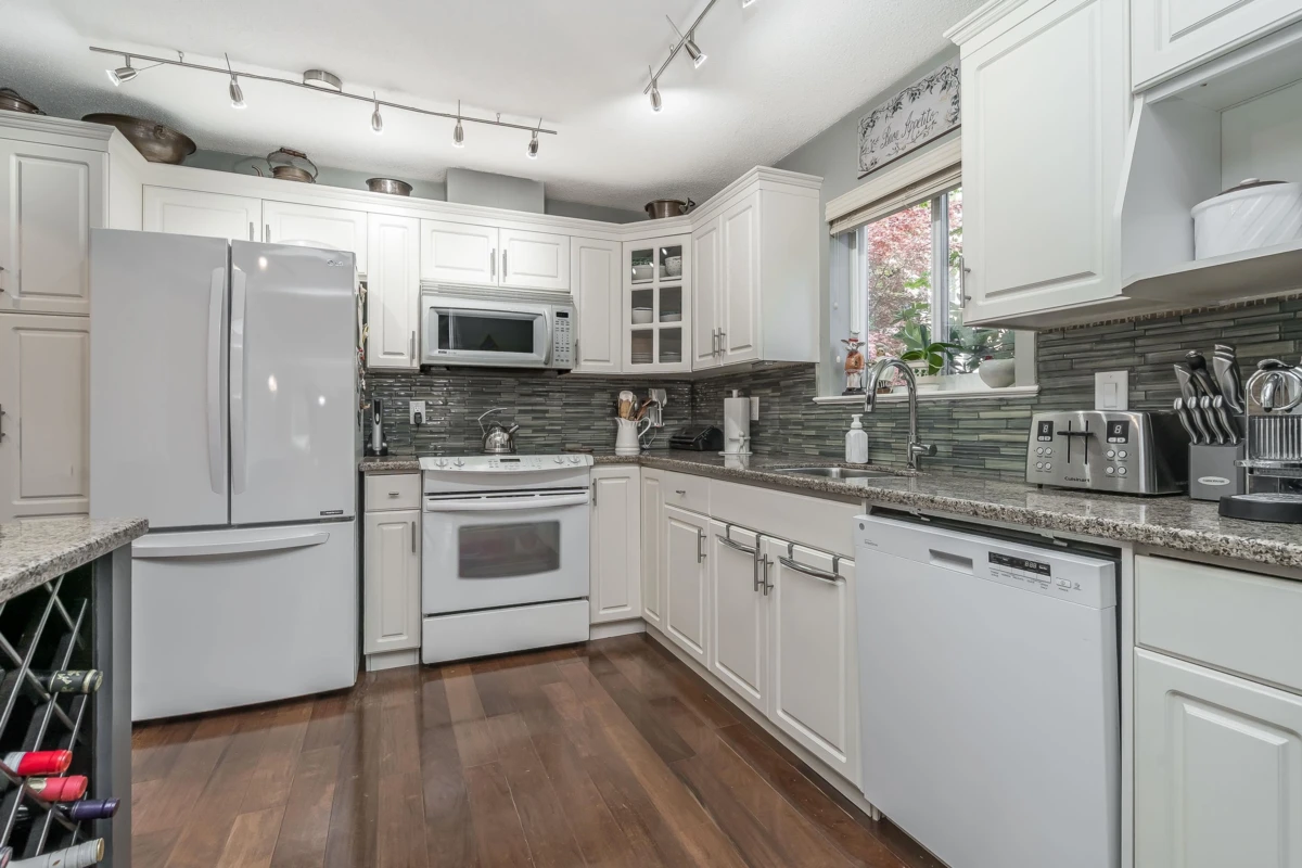 Dining Area Photo of 106 15342 20 Avenue, Surrey, BC