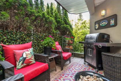 Front Yard Photo of 106 15342 20 Avenue, Surrey, BC