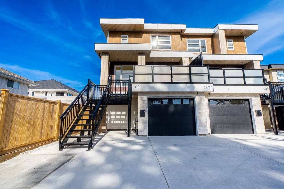 Living Room Photo of 102 7472 124 Street, Surrey, BC