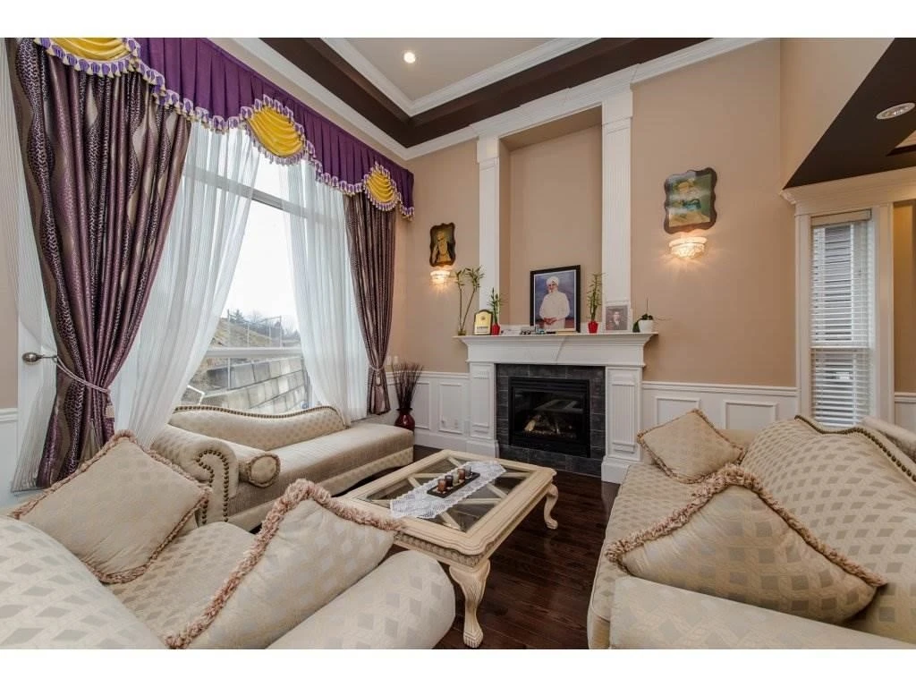 Living Room Photo of 11 3363 Horn Street, Abbotsford, BC