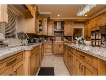 Kitchen Island Photo of 11 3363 Horn Street, Abbotsford, BC