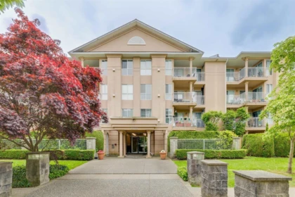Entry Foyer Photo of 316 13733 74 Avenue, Surrey, BC