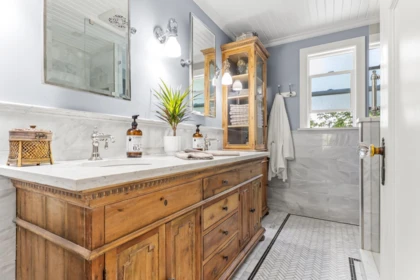 Guest Bathroom Photo of 725 Fifth Street, New Westminster, BC