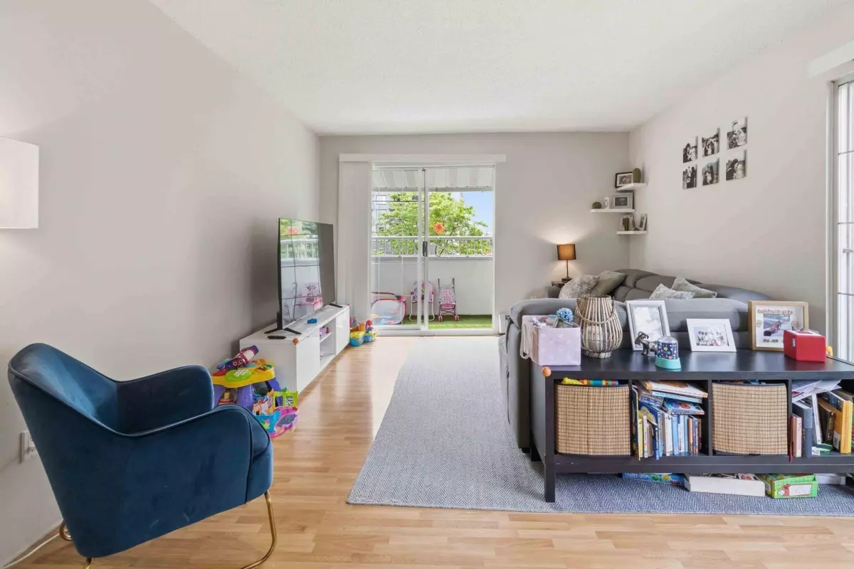 Dining Area Photo of 301 707 8th Street, New Westminster, BC