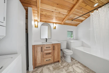 Guest Bathroom Photo of 675 Little Boulevard, Gabriola Island, BC