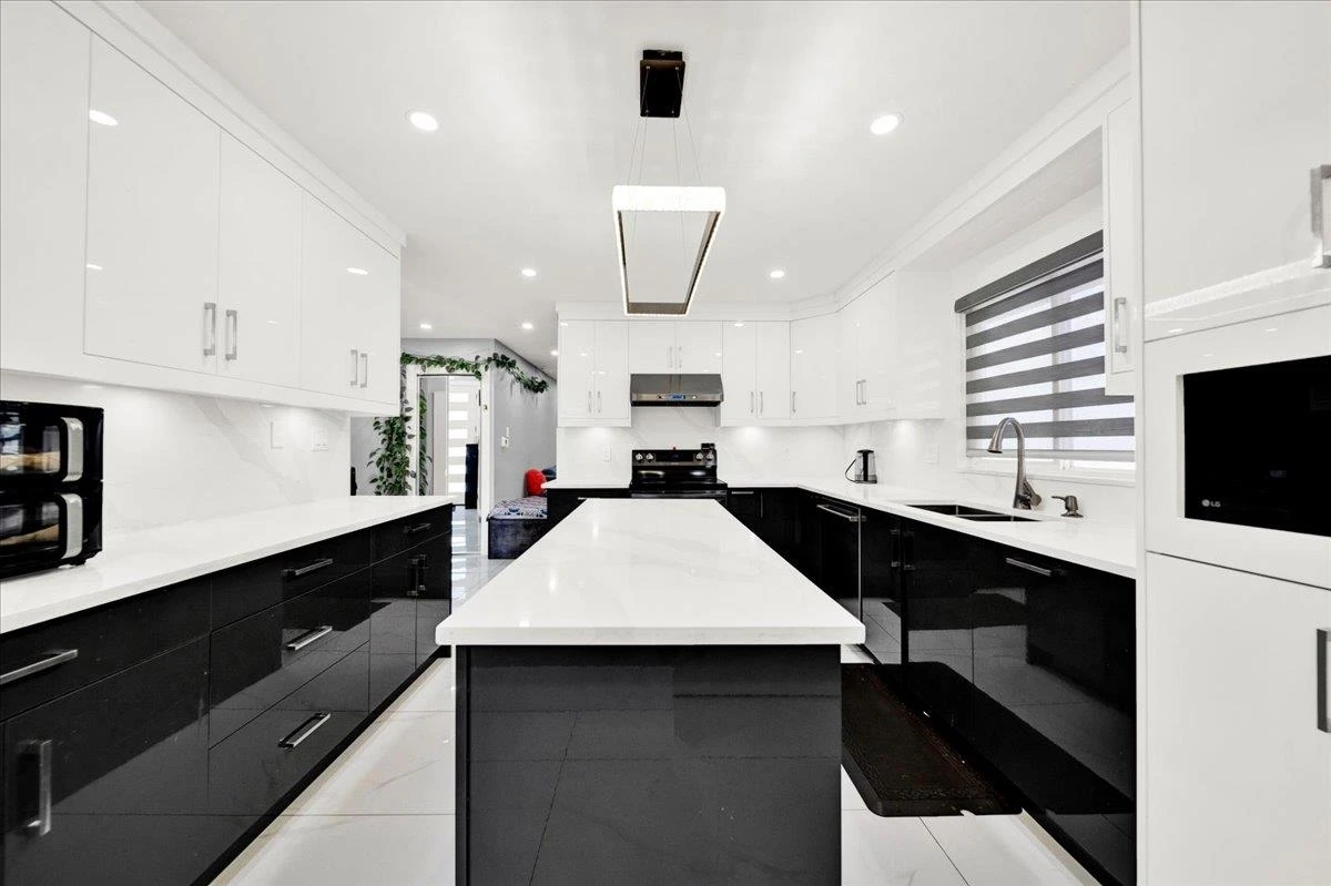 Dining Area Photo of 7068 129a Street, Surrey, BC