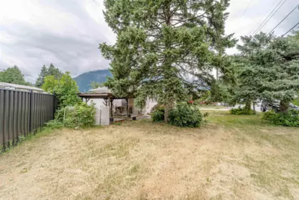 Garden / Landscaping Photo of 776 7th Avenue, Hope, BC