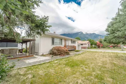 Outdoor Kitchen Photo of 776 7th Avenue, Hope, BC