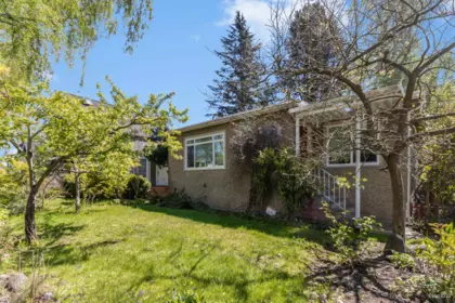 Front Yard Photo of 4 E 46th Avenue, Vancouver, BC