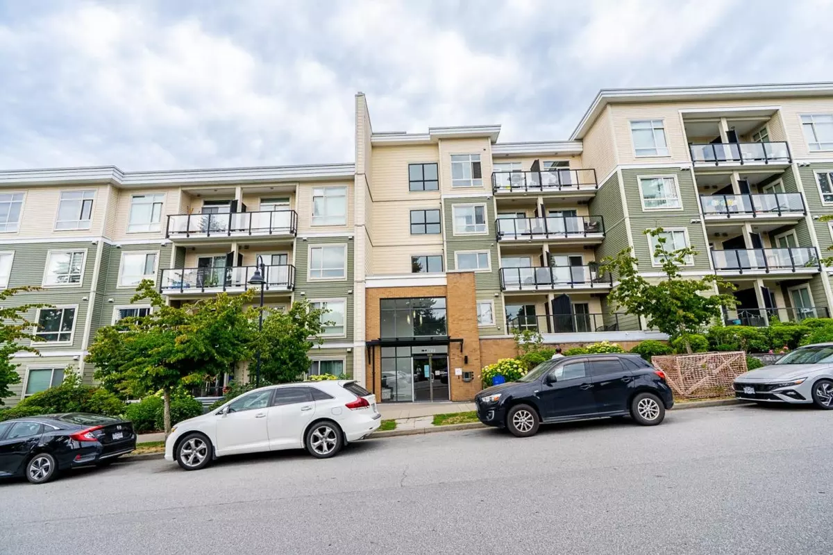Family Room Photo of 106 13789 107a Avenue, Surrey, BC